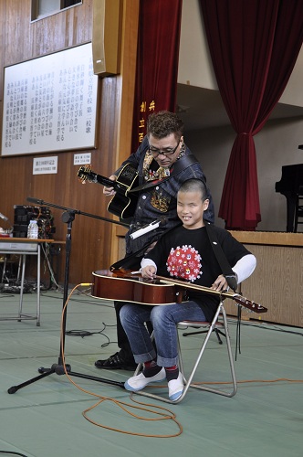 かもんさんとコラボ演奏している写真