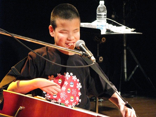 かもんさんのライブで演奏している写真